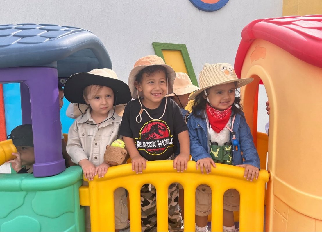 Niños del preescolar en actividad de exploración