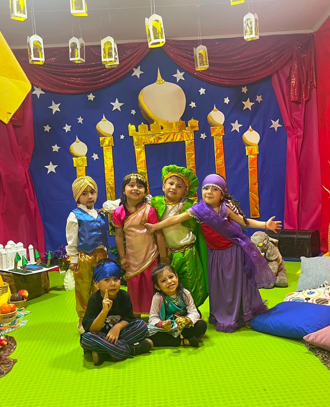 Niños del preescolar en actividad de disfraces