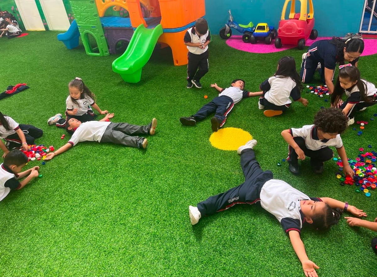 Niños jugando con tapas de colores