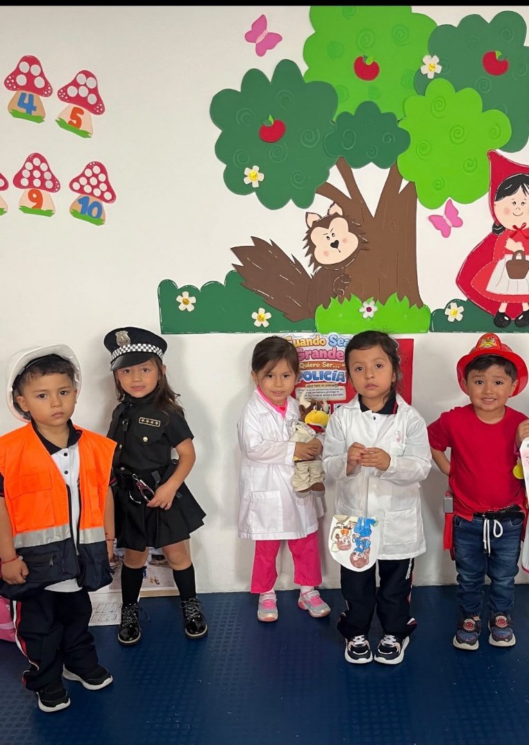 Niños disfrazados de distintas profesiones