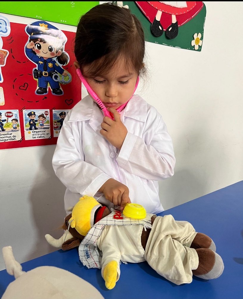 Niña jugando a ser doctora