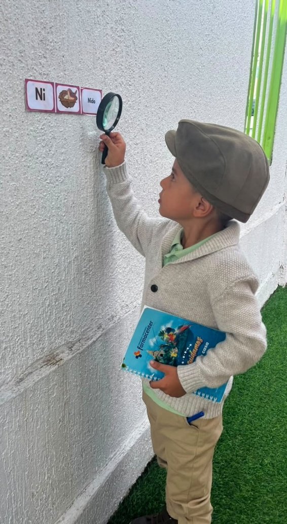 Niño observando con lupa
