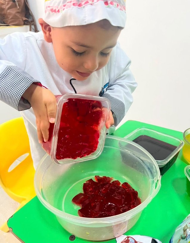 Niño preparando una actividad con gelatina