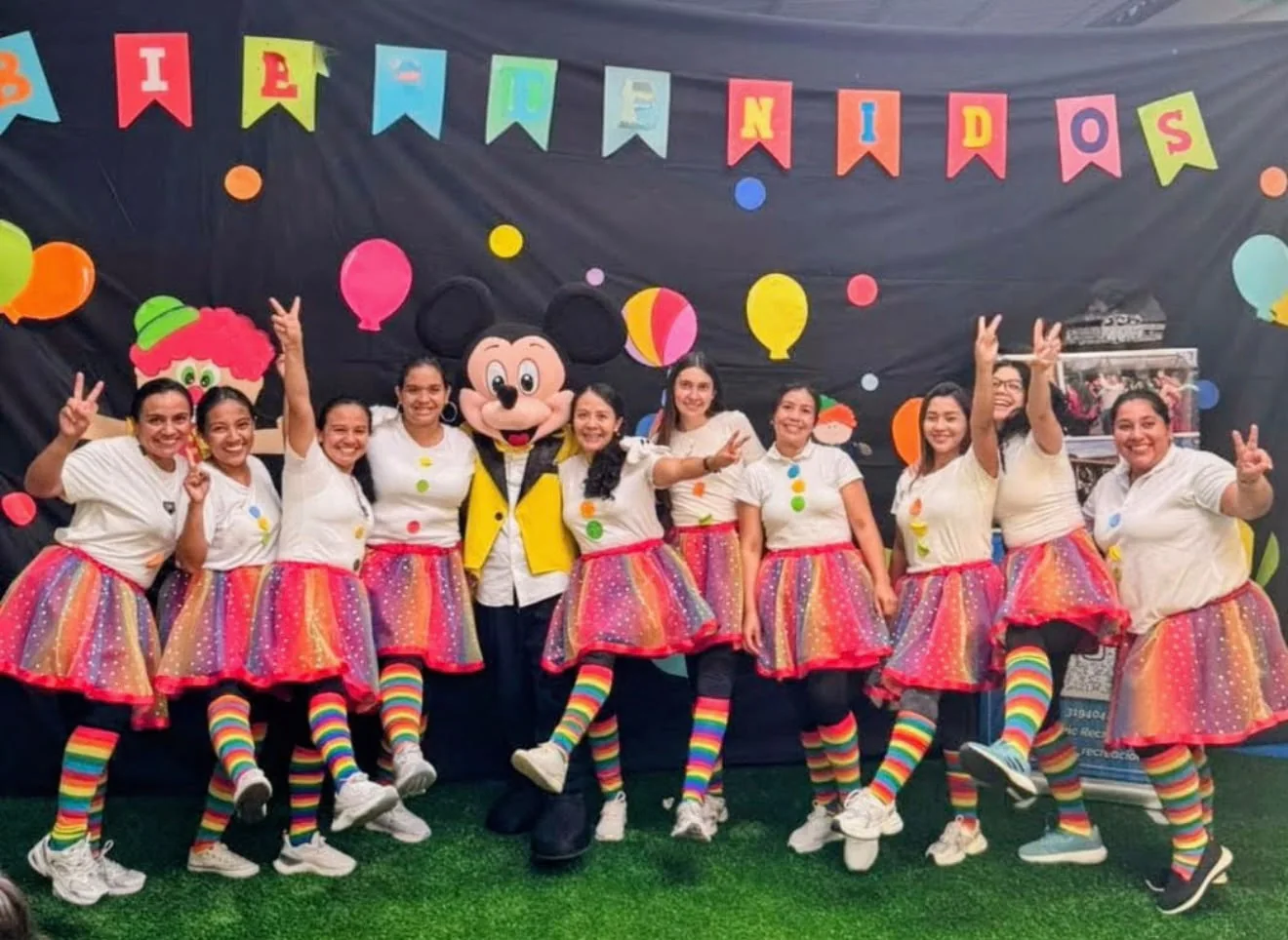 Equipo docente del Preescolar Sonrisas Infantiles en actividad institucional